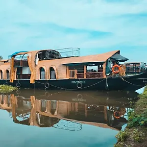  Bateau-hôtel Kalappura Houseboats & Tours